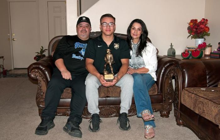 Jaime Rivera, de 18 años, posa junto a sus padres durante una entrevista con Efe realizada el 30 de mayo en la casa familiar en el sur de Tucson, Arizona. (EFE/María León)