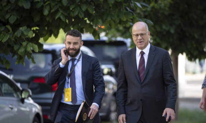 Kevin Marino (de), abogado del exjefe de campaña del expresidente Donald Trump, William Stepien, llega el 13 de junio de 2022 a una audiencia sobre la irrupción del Capitolio de Estados Unidos el 6 de enero de 2021, en Washington . (Drew Angerer/Getty Images)