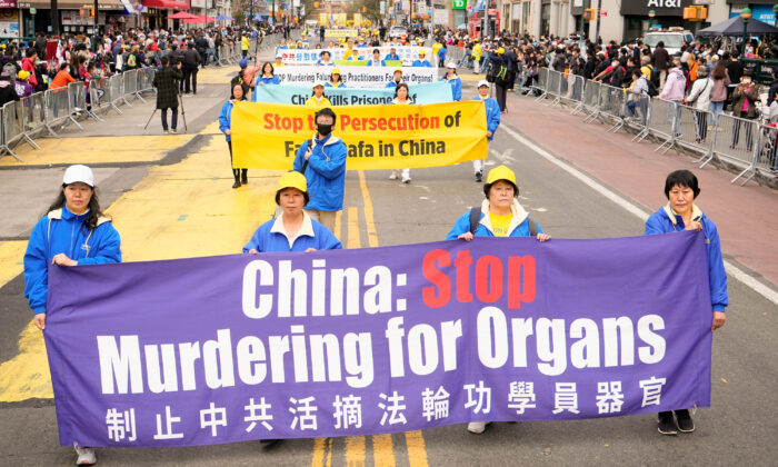 Los practicantes de Falun Gong en Flushing, Nueva York, el 23 de abril de 2022, participando en un desfile que conmemora el 23 aniversario de una apelación pacífica que se llevó a cabo el 25 de abril de 1999 con 10,000 practicantes de Falun Gong en Beijing. (Larry Dye/The Epoch Times)
