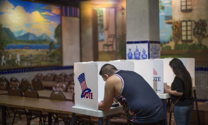 Los latinos votan en un centro de votación en el restaurante El Gallo en Los Ángeles, California, el 8 de noviembre de 2016. (David McNew/Getty Images)