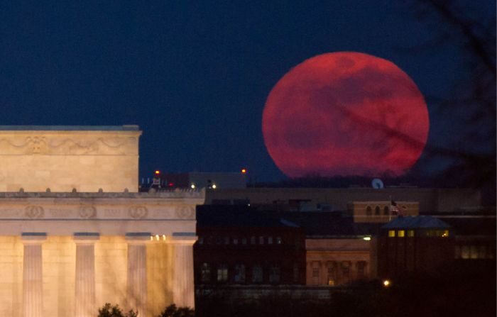 La Luna llena se ve a medida que se eleva cerca del Monumento a Lincoln, el sábado 19 de marzo de 2011, en Washington. (NASA/Bill Ingalls)