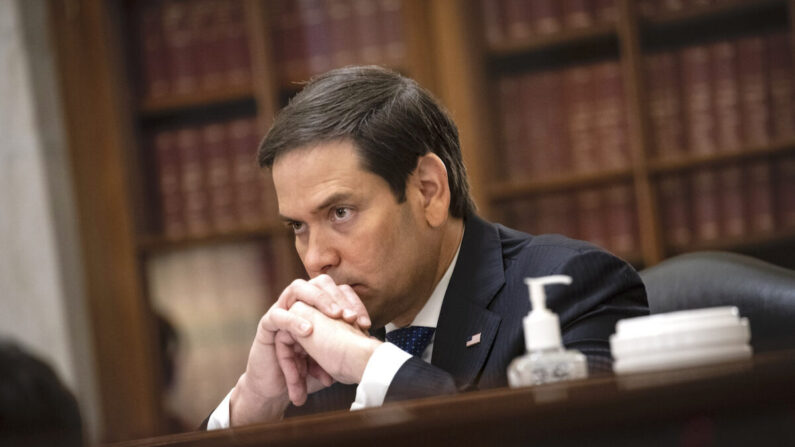 El senador Marco Rubio (R-Fla.) escucha durante una audiencia en Washington, el 10 de junio de 2020. (Al-Drago-Pool/Getty Images)
