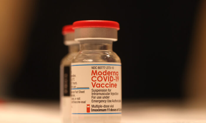 Fotografía de viales de la vacuna contra COVID-19 de Moderna sobre una mesa en una clínica de vacunación en San Rafael, California, el 6 de abril de 2022. (Justin Sullivan/Getty Images)