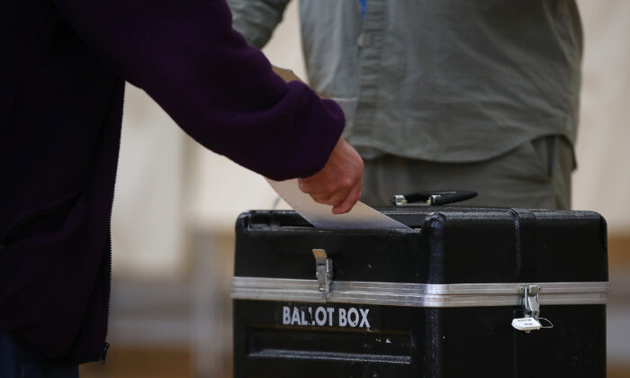Un ciudadano emite su voto en Missoula, Montana, en una imagen de archivo. (Justin Sullivan/Getty Images)