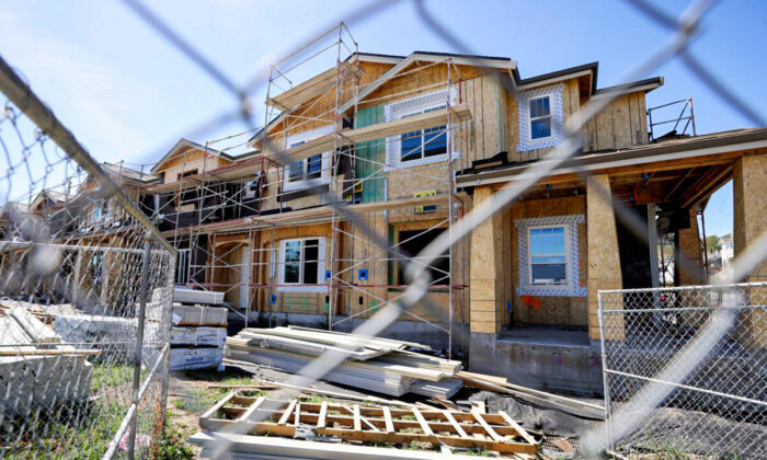 Casas en construcción dentro de un complejo de viviendas en Novato, California, el 23 de marzo de 2022. (Justin Sullivan/Getty Images)

