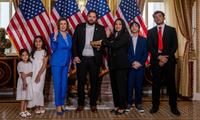 La representante electa, Mayra Flores (R-Texas), posa con su familia y con la presidente de la Cámara de Representantes, Nancy Pelosi (D-Calif.), para un retrato después de prestar juramento en Washington, el 21 de junio de 2022. (Brandon Bell/Getty Images)
