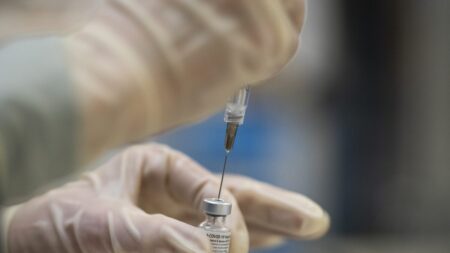 Estudio vincula la vacuna COVID-19 de Pfizer con coágulos sanguíneos, informa la FDA