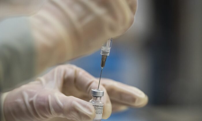 Un trabajador de la salud prepara dosis de la vacuna Pfizer contra COVID-19 en Portland, Oregon, en una fotografía de archivo. (Nathan Howard/Getty Images)