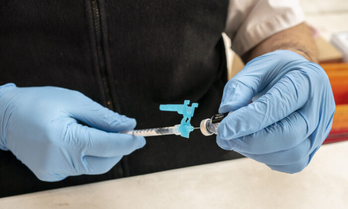 Bombero prepara dosis pediátricas de la vacuna COVID-19 de Pfizer-BioNtech en Shoreline, Washington, el 3 de noviembre de 2021. (David Ryder/Getty Images)