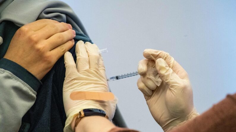 Un niño recibe la vacuna COVID-19 de Pfizer en Hartford, Connecticut, el 6 de enero de 2022. (Joseph Prezioso/AFP vía Getty Images)
