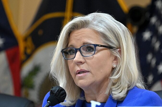 La representante Liz Cheney (R-Wyo.) habla durante una audiencia del panel del 6 de enero de la Cámara de Representantes en Washington el 9 de junio de 2022. (Mandel Ngan/AFP vía Getty Images)