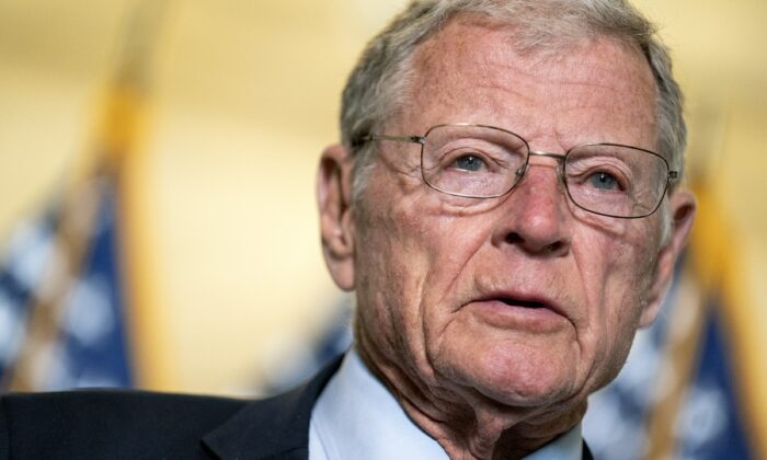 El representante Jim Inhofe (R-Okla.), el principal republicano en el Comité de Servicios Armados del Senado, en Washington el 21 de abril de 2021. (Stefani Reynolds/Getty Images)