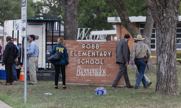 Las fuerzas del orden trabajan en la escena después de un tiroteo masivo en la Escuela Primaria Robb, en Uvalde, Texas, el 24 de mayo de 2022. (Jordan Vonderhaar/Getty Images)
