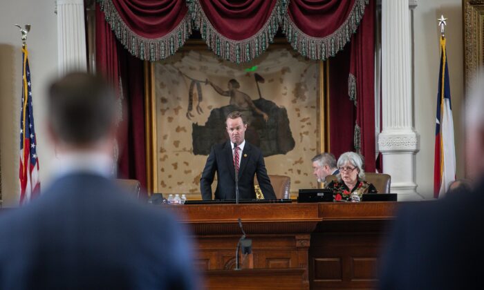 El presidente de la Cámara de Representantes de Texas, Dade Phelan (izquierda), preside la Cámara de Representantes de Texas en Austin, Texas, en una imagen de archivo del 13 de julio de 2021. (Montinique Monroe/Getty Images)
