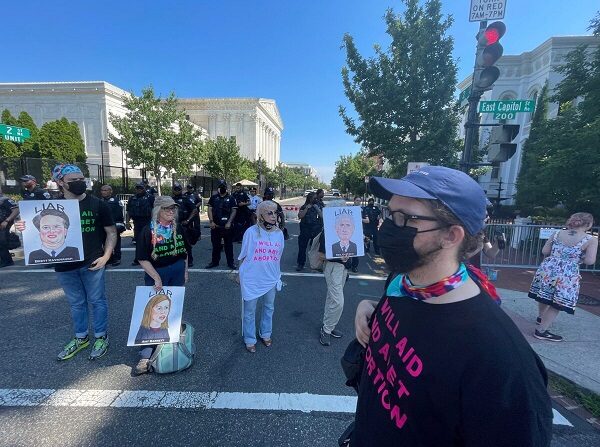 Manifestantes se reúnen frente a la Corte Suprema en Washington el 13 de junio de 2022. (Jackson Elliott/The Epoch Times)
