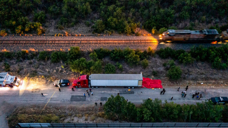 Fuerzas policiales investigan un camión-remolque en San Antonio, Texas, el 27 de junio de 2022. (Jordan Vonderhaar/Getty Images)