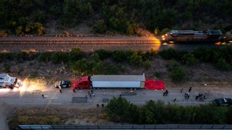 Miembros de las fuerzas policiales investigan un camión remolque en San Antonio, Texas, el 27 de junio de 2022. (Jordan Vonderhaar/Getty Images)
