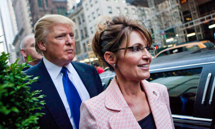 El expresidente Donald Trump y la exgobernadora de Alaska, Sarah Palin, caminan en la ciudad de Nueva York, en una fotografía de archivo. (Andrés Burton/Getty Images)
