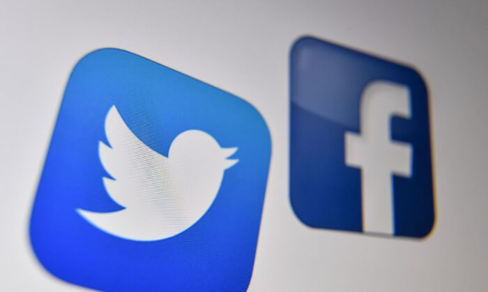Una foto muestra el logotipo de los servicios estadounidenses de redes sociales, Facebook y Twitter, en la pantalla de una computadora, el 21 de octubre de 2020. (Denis Charlet/AFP vía Getty Images)
