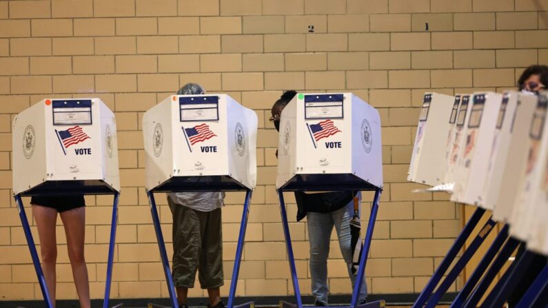 La gente vota durante el día de las elecciones primarias en la escuela P.S. 249 The Caton School en el barrio de Flatbush del distrito de Brooklyn en Nueva York el 22 de junio de 2021. (Michael M. Santiago/Getty Images)
