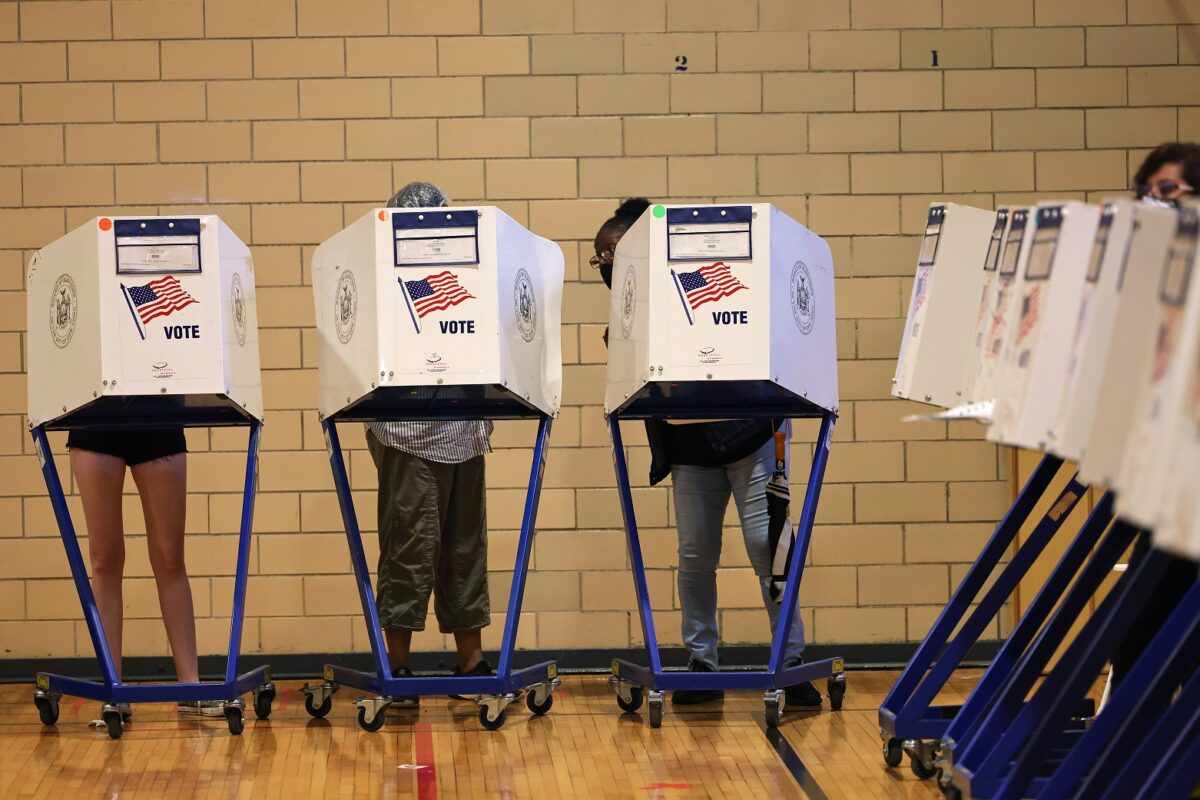 Juez de Nueva York anula la ley que permite a los no ciudadanos votar en las elecciones locales
