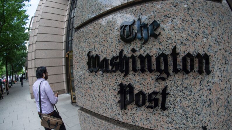 Un hombre entra en el edificio del Washington Post, en Washington, el 16 de mayo de 2019. (Eric Baradat/AFP vía Getty Images)
