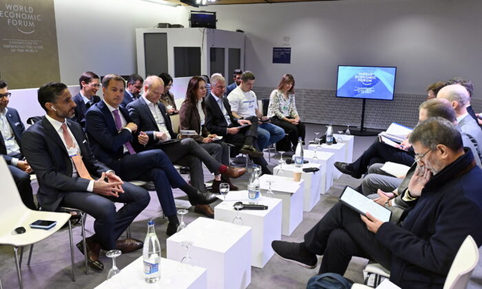 El panel "Líderes para la Década Digital de Europa" en la Reunión Anual del Foro Económico Mundial 2022, en Davos, Suiza, el 25 de mayo de 2022. La reunión anual se lleva a cabo del 22 al 26 de mayo con jefes de gobierno y líderes económicos. (Eric Lalmand/Belga Mag/Pool/AFP vía Getty Images)
