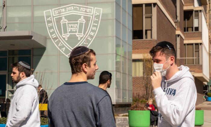 Un estudiante de la Universidad Yeshiva usa una mascarilla facial en las instalaciones de la universidad en la ciudad de Nueva York, el 4 de marzo de 2020. (David Dee Delgado/Getty Images)