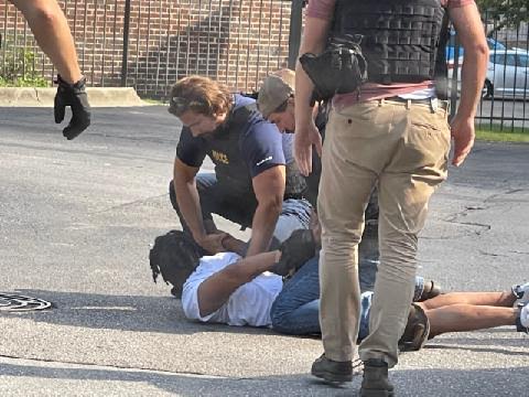 Miembros de las fuerzas policiales realizan una detención durante una investigación sobre tráfico de personas durante los Juegos Mundiales de Birmingham, Alabama, celebrados del 7 al 17 de julio de 2022. (Cortesía de Investigaciones de Seguridad Nacional)
