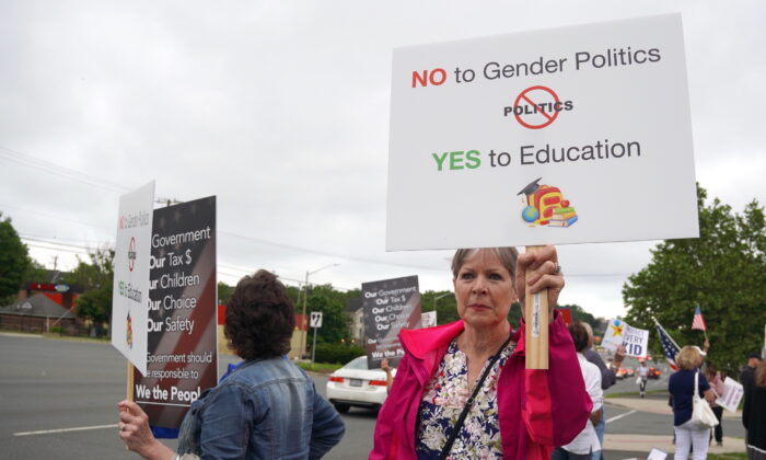 Los padres protestan contra el último movimiento de las escuelas públicas del condado de Fairfax a favor de los transexuales en las políticas escolares afuera de la reunión de la junta escolar del condado en Falls Church, Virginia, el 26 de mayo de 2022. (Terri Wu/The Epoch Times)