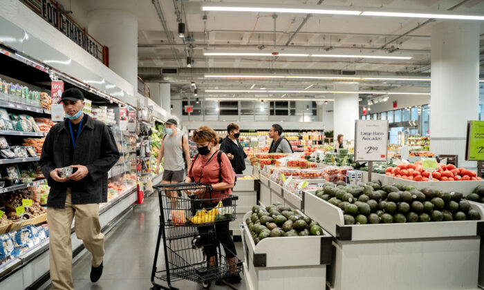 Los clientes compran en una tienda de comestibles en la ciudad de Nueva York el 31 de mayo de 2022. (Samira Bouaou/The Epoch Times)