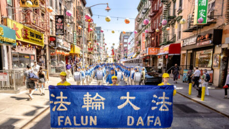 Cientos se unen en el barrio chino de NY rechazando la persecución a Falun Gong en la China comunista