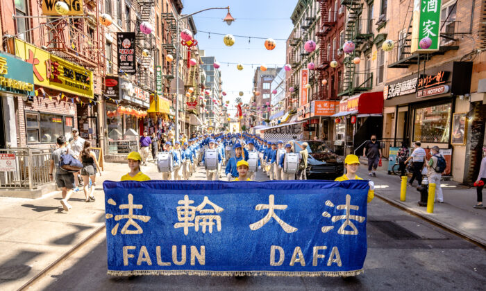 Los practicantes de Falun Gong participan en un desfile para denunciar y exponer los 23 años de persecución a la disciplina espiritual en China, en el barrio chino de Nueva York, el 10 de julio de 2022. (Samira Bouaou/The Epoch Times)
