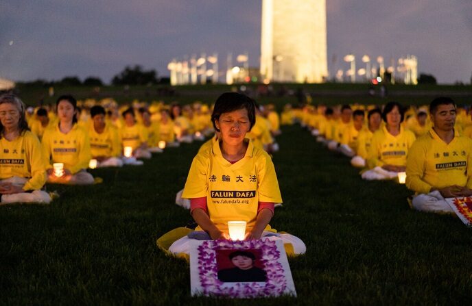 Más de mil practicantes de Falun Gong celebran una vigilia con velas en el Monumento a Washington el 21 de julio de 2022. (Samira Bouaou/The Epoch Times)
