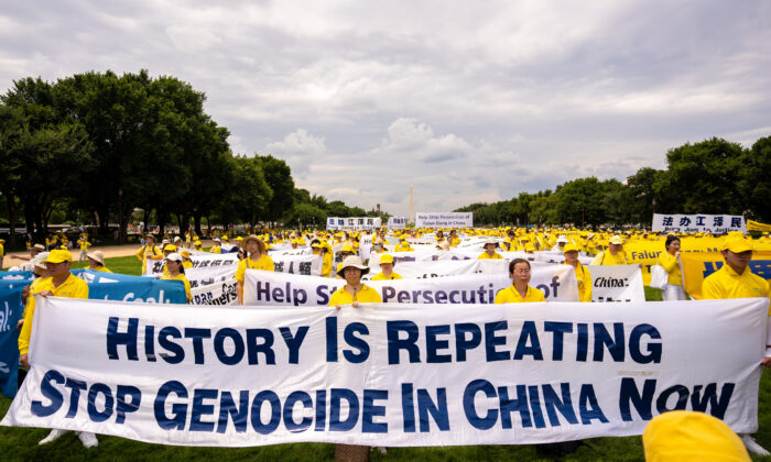 Los practicantes de Falun Gong, también conocido como Falun Dafa, se preparan para marchar por la Avenida Constitución para conmemorar el 23 aniversario de la persecución de la práctica espiritual en China por parte del Partido Comunista Chino, en Washington el 21 de julio de 2022. (Samira Bouaou/The Epoch Times)