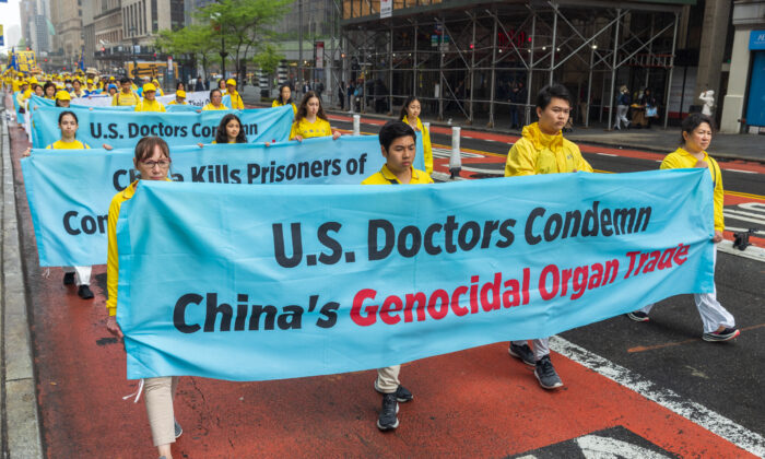 Los practicantes de Falun Gong participan en un desfile que marca el 30º aniversario de la presentación al público de su disciplina espiritual, en Nueva York, el 13 de mayo de 2022. (MarkZou/The Epoch Times)
