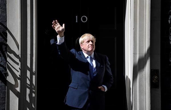 Fotografía de archivo fechada el 24 de julio de 2019 que muestra al primer ministro británico, Boris Johnson, delante del número 10 de Downing Street. EFE/ Neil Hall
