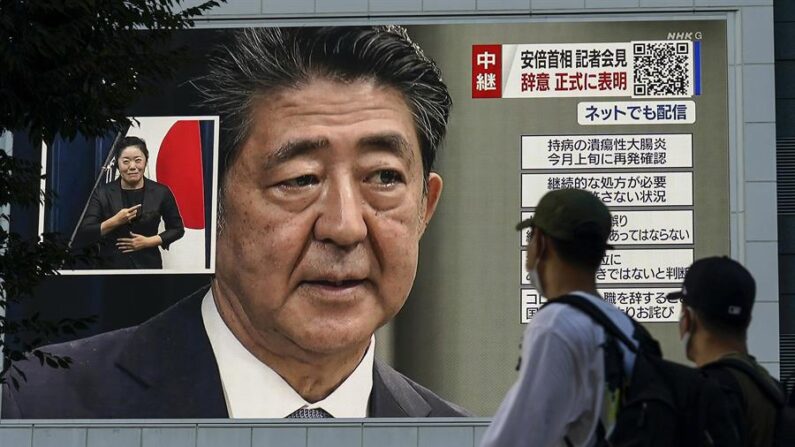 Pantalla en las calles de Tokio con un telediario que anuncia la muerte del ex primer ministro japonés Shinzo Abe. EFE/EPA/Kimimasa Mayama