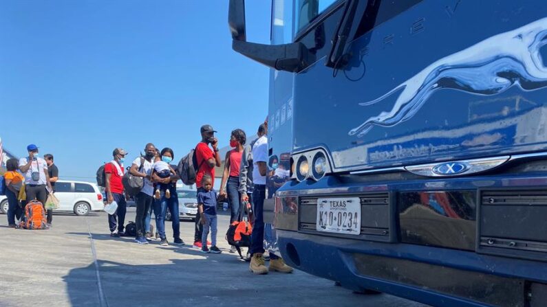 Migrantes haitianos esperan para tomar un bus, imagen de archivo. EFE/ Alex Segura