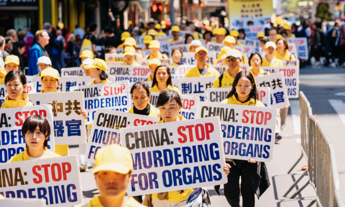 Los practicantes de Falun Gong crean conciencia sobre las atrocidades de la sustracción forzada de órganos en China, mientras marchan por Manhattan para celebrar el Día Mundial de Falun Dafa, el 16 de mayo de 2019. (Edward Dye/The Epoch Times)