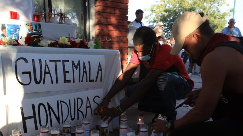 Guatemala espera la llegada en las próximas semanas de los cuerpos de 22 connacionales, incluidos tres menores de edad, fallecidos en la tragedia ocurrida el pasado 27 de junio en San Antonio, Texas, Estados Unidos, donde perdieron la vida abandonados en un camión. EFE/ Luis Torres
Guatemala espera la llegada en las próximas semanas de los cuerpos de 22 connacionales, incluidos tres menores de edad, fallecidos en la tragedia ocurrida el pasado 27 de junio en San Antonio, Texas, Estados Unidos, donde perdieron la vida abandonados en un camión. EFE/ Luis Torres