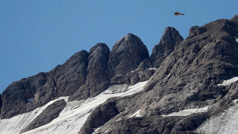 Un helicóptero sobrevuela este lunes la montaña Marmolada, en los Dolomitas (Alpes italianos) tras la avalancha de este domingo. EFE/EPA/Andrea Solero 