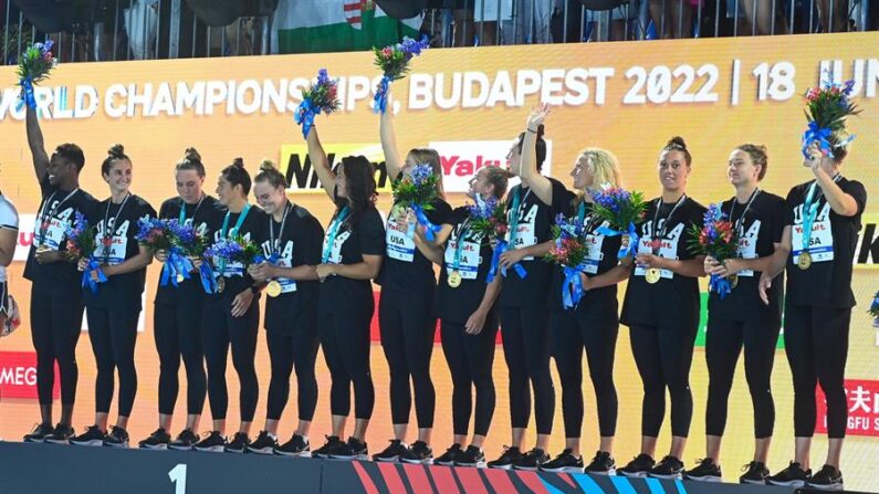 La selección estadounidense femenina de waterpolo conquistó este sábado su séptimo título de campeona mundial, el cuarto de manera consecutiva, tras imponerse por 9-7 a la anfitriona, Hungría, en la final de los Mundiales de Budapest. EFE/EPA/Szilard Koszticsak