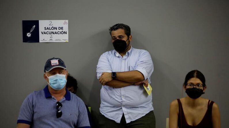 Personas esperan su turno durante una jornada de vacunación contra la covid-19, en Ciudad de Panamá (Panamá), en una fotografía de archivo. EFE/ Bienvenido Velasco