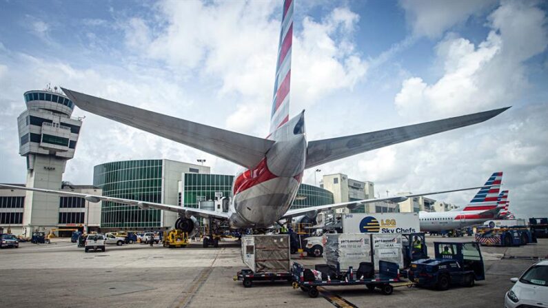 Fotografía de archivo fechada 16 de junio de 2021 que muestra actividad de aviones en el Aeropuerto Internacional de Miami, Florida (Estados Unidos). EFE/ Giorgio Viera
