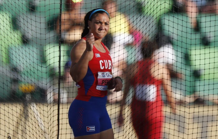 La cubana Yaimé Pérez celebra en la final de lanzamiento de disco femenino en los Campeonatos mundiales de atletismo que se realizan en el estadio Hayward Field en Eugene, EE.UU. EFE/Alberto Estevez