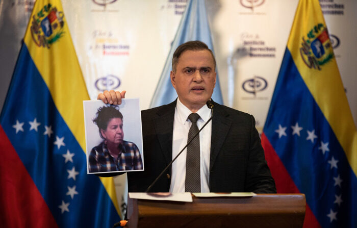 El fiscal general de Venezuela, Tarek William Saab, muestra una foto de Maxiorisol Cumare durante una rueda de prensa, en el Ministerio Público en Caracas, Venezuela, el 7 de julio de 2022. (EFE/ Rayner Peña R.)