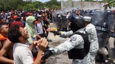 Caravana ataca oficina migratoria en el municipio mexicano de Huixtla