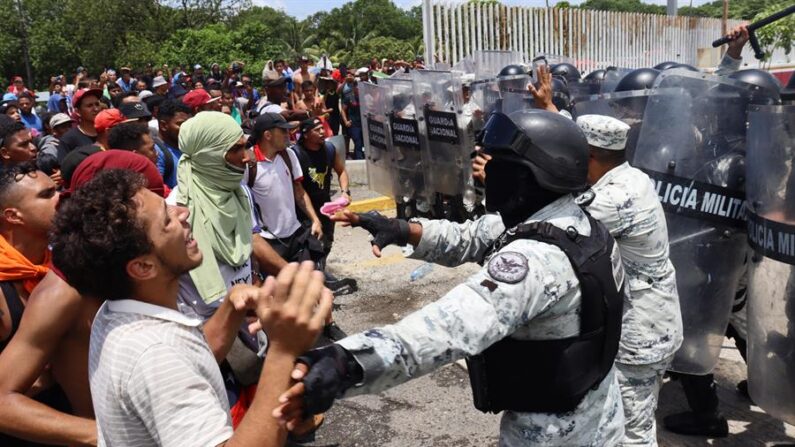 Personal de la Guardia Nacional (GN) impiden el paso este miércoles, a migrantes a las oficinas del Instituto Nacional de Migración (INM) en el municipio de Huixtla, en Chiapas (México). EFE/Juan Manuel Blanco