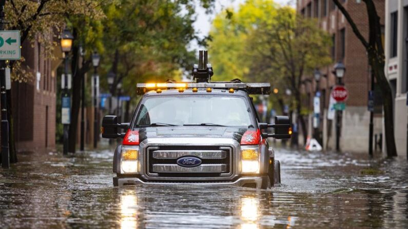 Las autoridades estadounidenses continúan esta mañana la búsqueda de al menos 44 personas después de una tormenta que causó inundaciones en el condado Buchanan (Virginia), unos 640 kilómetros al suroeste de Washington. EFE/EPA/Jim Lo/Scalzo/Archivo